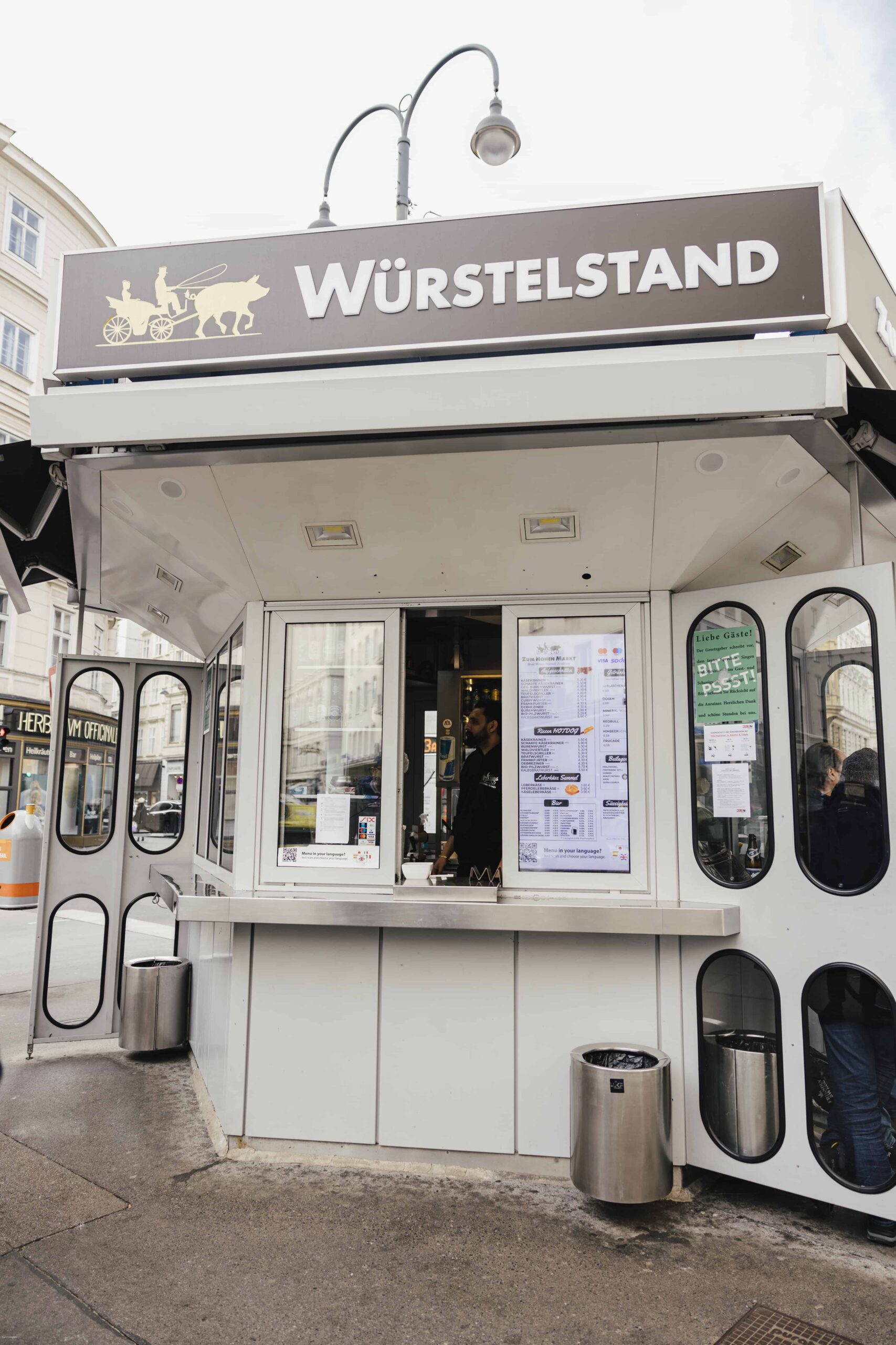 Digitales Menüboard am Würstelstand