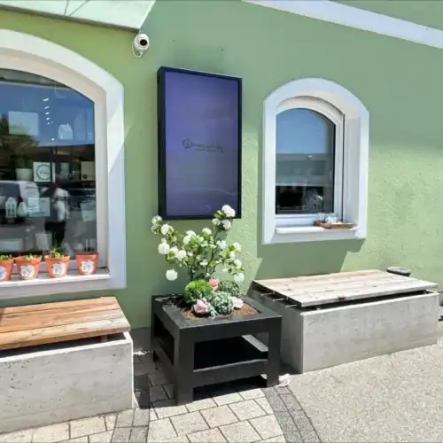 Digital-Signage-Outdoor-Screen-Installation-6